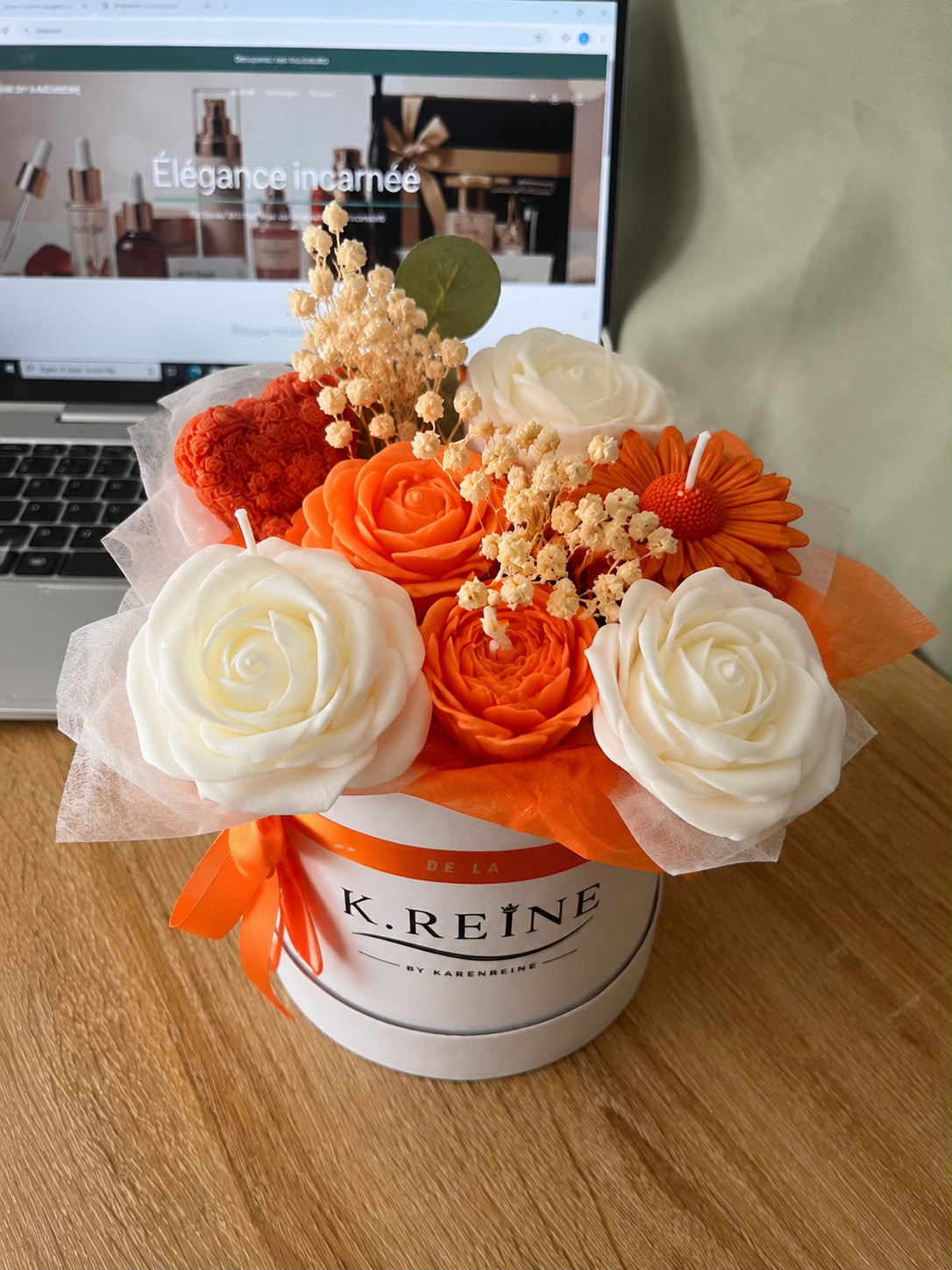 Bouquets de bougies en forme de roses coffret cylindrique