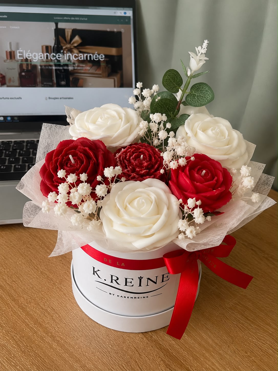 Bouquets de bougies en forme de roses coffret cylindrique