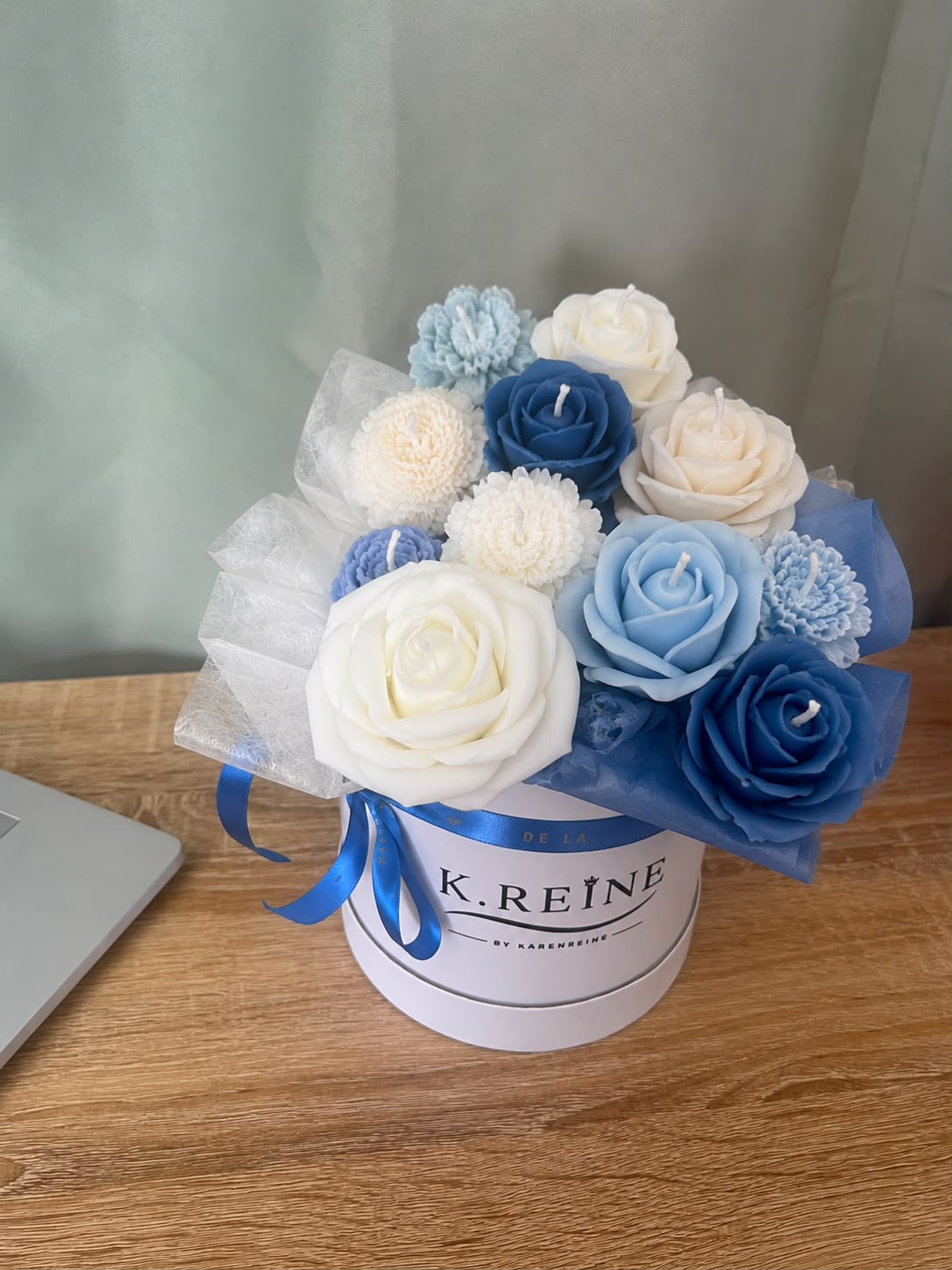 Bouquets de bougies en forme de roses coffret cylindrique