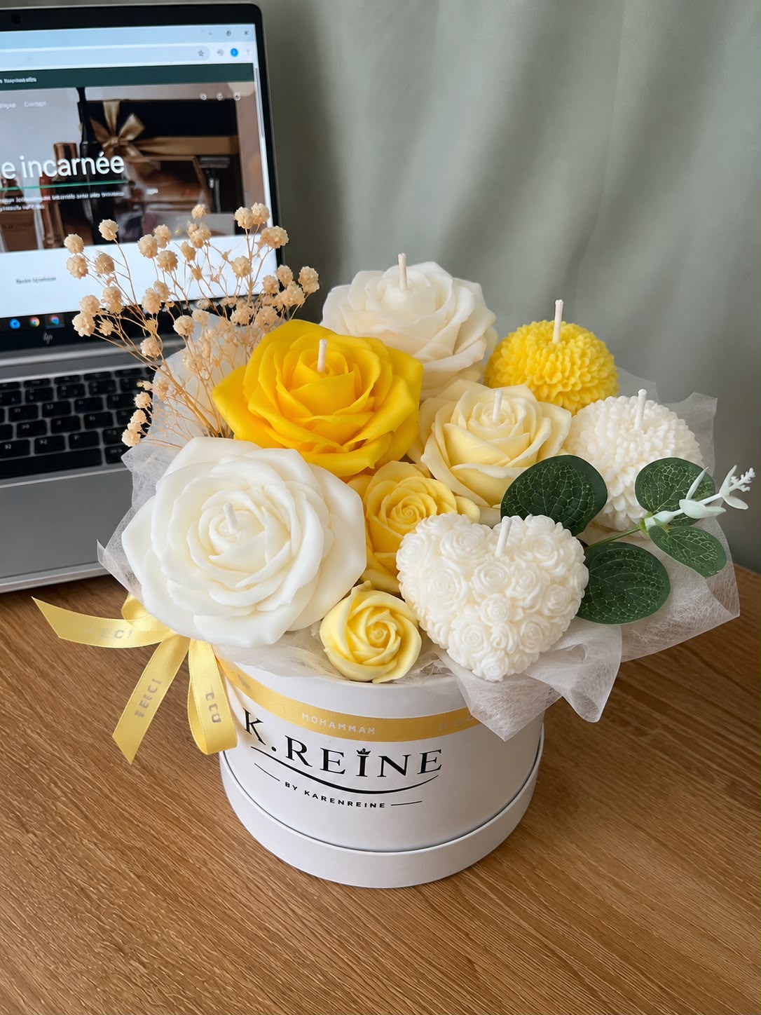 Bouquets de bougies en forme de roses coffret cylindrique